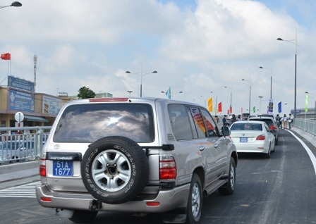 Các phương tiện lưu thông qua cầu chính và nhánh trong sáng 4/7 