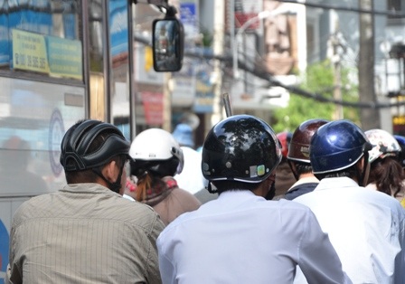 Tuy nhiên nhiều người dân vẫn cố tình đội mũ bảo hiểm thời trang, mũ kém chất lượng khi ra đường