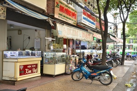 Thậm chí nhiều tiệm vàng vắng người trông coi như thế này