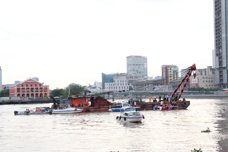 Hiện trường vụ sà lan chìm trên sông Sài Gòn nhìn từ hai phía