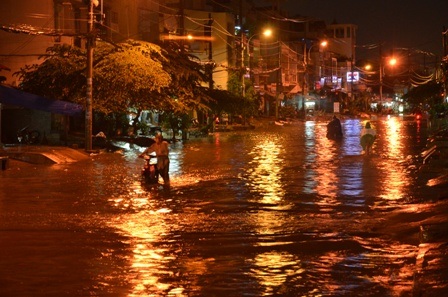 Nhiều tuyến đường hóa sông sau mưa lớn