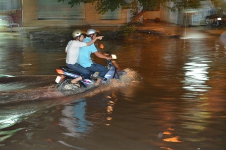 Nước ngập hơn nửa xe gắn máy