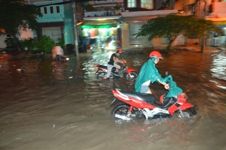Hàng loạt phương tiện bị chết máy phải dẫn bộ