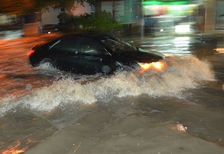 Xe ông tô cũng ngập đến nắp ca bô