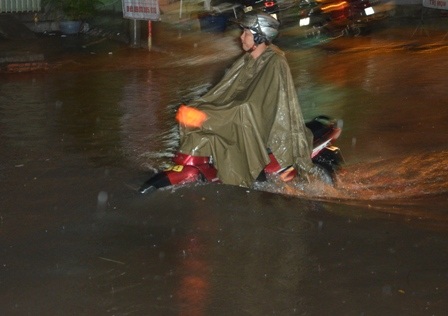Nước ngập hơn nửa xe gắn máy
