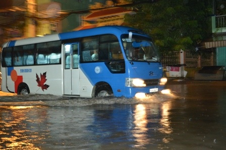 Hàng loạt phương tiện bị chết máy phải dẫn bộ