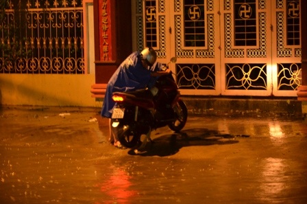 Hàng loạt phương tiện bị chết máy phải dẫn bộ