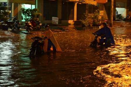 Hàng loạt phương tiện bị chết máy phải dẫn bộ