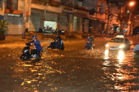 Hàng loạt phương tiện bị chết máy phải dẫn bộ