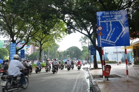 Biển báo thi công công trình được gắn ở khu vực trung tâm TP