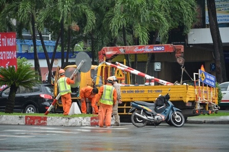 Lắp đặt các biển báo xung quanh khu vực thi công