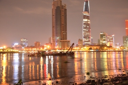 Một cần cẩu được đưa đến hiện trường để trục vớt sà lan