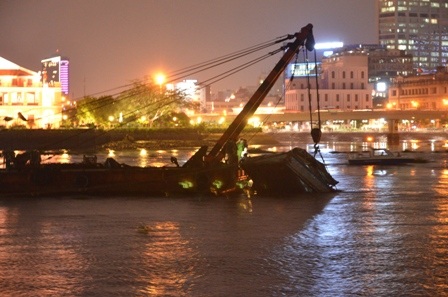 Đến 20h tối cùng ngày, một phần chiếc sà lan đã nhô lên khỏi mặt nước.