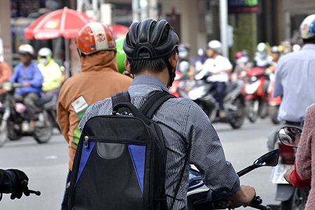 Những người đầu tiên bị “ghi tên” vì đội mũ bảo hiểm rởm - 1 Những mũ bảo hiểm thời trang như thế này sẽ không được coi là mũ đạt chuẩn (Ảnh: Kiên Thảo)
