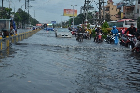 Cảnh ngập nước khiến hàng trăm xe chết máy trên đường Kinh Dương Vương diễn ra nhiều năm nay