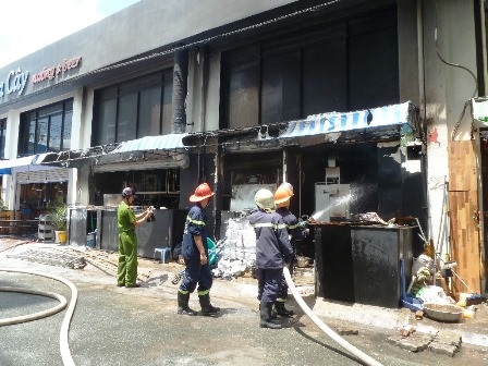 Ngọn lửa bốc lên dữ dội