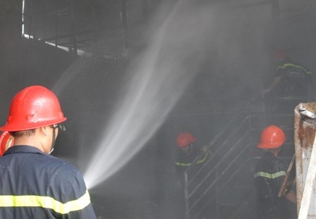 Cháy kho phụ liệu may mặc, hàng trăm công nhân hốt hoảng tháo chạy - 2 Hiện trường vụ cháy