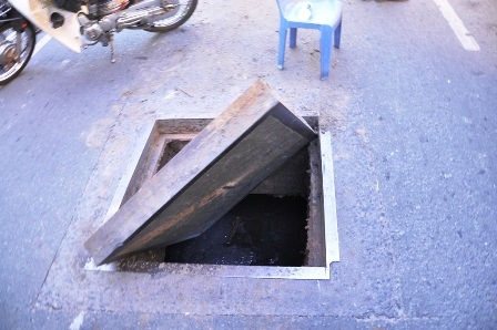 Hiện trường nắp cống phát nổ vào chiều 12/8