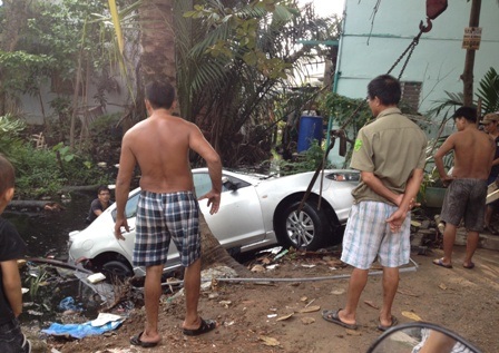 Chiếc xe được cẩu lên