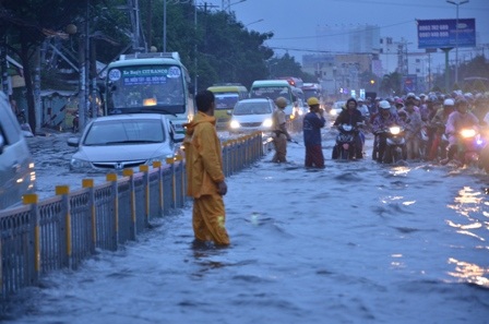 Công nhân chống ngập cũng đành bất lực đứng nhìn.