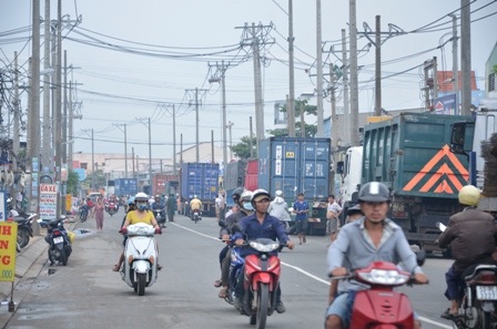 Các phương tiện ô tô phải dừng lại trên quốc lộ 50 do hiện trường bị phong tỏa