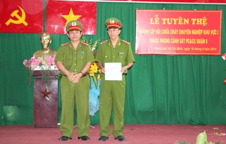 Đọc quyết định thành lập Đội chữa cháy khu vực 1 thuộc Phòng Cảnh sát PCCC quận 8