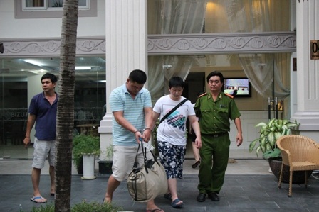 Áp giải các đối tượng ra xe công an