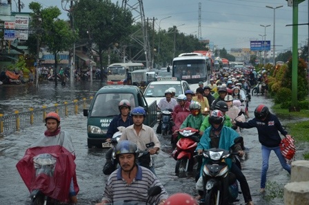 Cảnh ngập nước khiến hàng trăm xe chết máy trên đường Kinh Dương Vương diễn ra nhiều năm nay