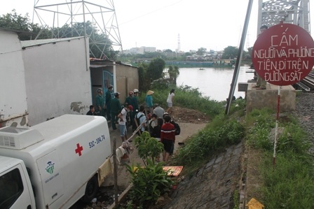 Xe của công ty môi trường đô thị TPHCM đến đưa xác nạn nhân đi