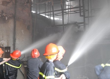 Cháy kho phụ liệu may mặc, hàng trăm công nhân hốt hoảng tháo chạy - 3 Lực lượng chữa cháy có mặt khống chế ngọn lửa