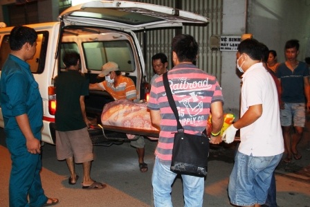 Viết thư tuyệt mệnh rồi đóng cửa tự thiêu - 2 Thi thể nạn nhân được chuyển đi