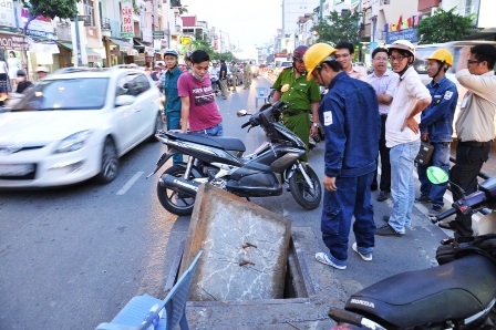 Hiện trường nắp cống phát nổ vào chiều 12/8