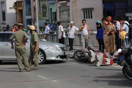 Một đoạn dải phân cách bị ủi đi xa