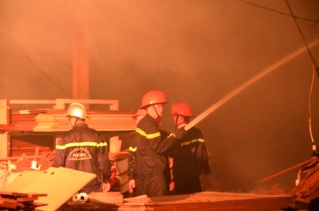 Hiện trường vụ cháy công ty gỗ vào rạng sáng 28/8