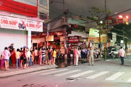 Hàng trăm người dân hiếu kỳ theo dõi vụ cháy tại công ty bánh kẹo