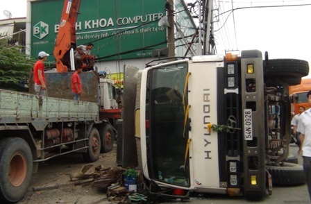 Một xe cẩu được điều đến để bốc dỡ các cuộn thép đi.