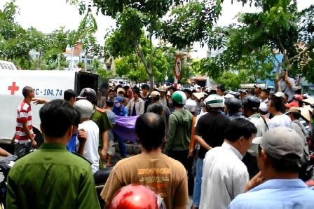 Hàng trăm người dân tập trung theo dõi vụ việc