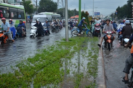 Dải phân cách cố định này giống như một con đê ngăn không cho nước rút ra kênh