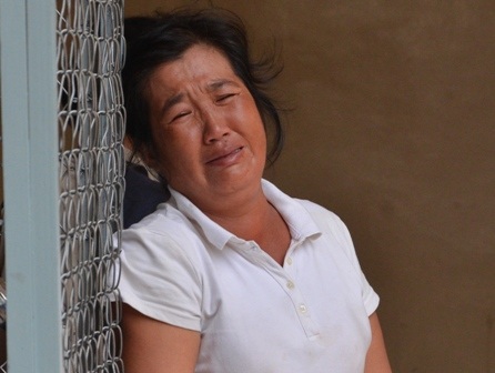 Mẹ Phước dựa vào tường liên tục gọi tên con khiến nhiều người xót xa