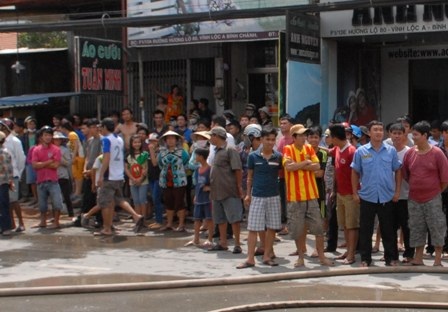 Cháy kho phụ liệu may mặc, hàng trăm công nhân hốt hoảng tháo chạy - 5 Vụ cháy khiến hàng trăm người dân hoảng loạn
