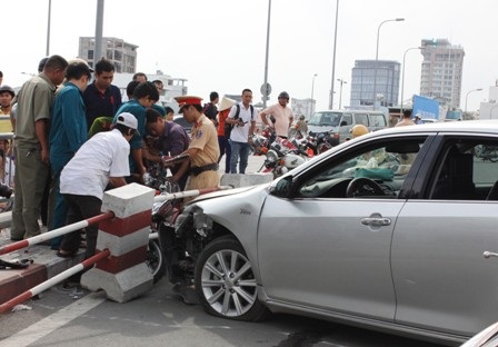 Một chiếc xe gắn máy của nạn nhân bị cuốn vào gầm ô tô