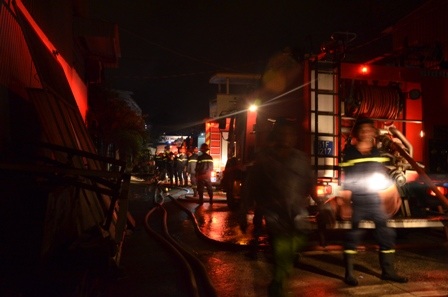 Lực lượng chữa cháy phải tiếp cận nhiều phía để dập lửa