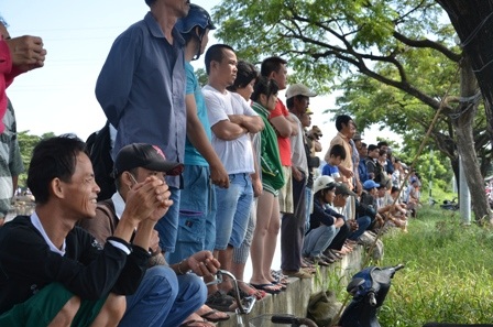 Hàng trăm người dân tập trung theo dõi vụ việc