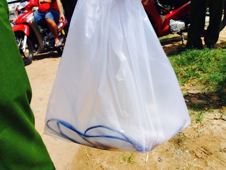 Sợi dây điện và con dao dính máu mà công an thu giữ tại hiện trường