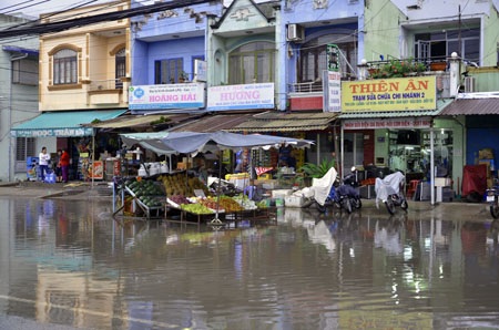 Quốc lộ 13 kẹt xe kéo dài sau cơm mưa chiều 25/8