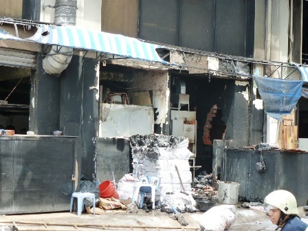 Nhiều
vật dụng bị thiêu rụi sau khi khói lửa bốc lên