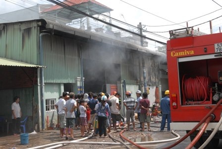 Cháy kho phụ liệu may mặc, hàng trăm công nhân hốt hoảng tháo chạy - 1 Hiện trường vụ cháy