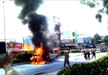 Lực lượng chữa cháy quận 12 có mặt dập lửa