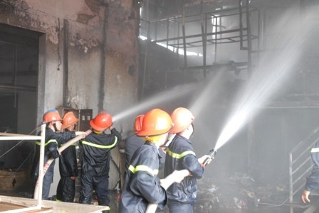 Cháy kho phụ liệu may mặc, hàng trăm công nhân hốt hoảng tháo chạy - 4 Lực lượng chữa cháy có mặt khống chế ngọn lửa