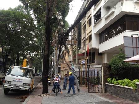 Trụ điện trên đường Mạc Đĩnh Chi bị gãy do mưa gió